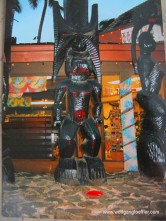 Eine furchterregende Götterfigur aus schwarzem Holz