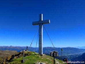 Gipfelkreuz mit Panoramablick auf die Alpen